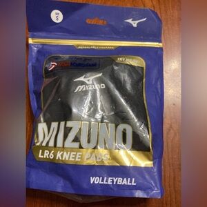 Mizuno Black LR6 Volleyball Knee Pads in size small. Brand new in package.